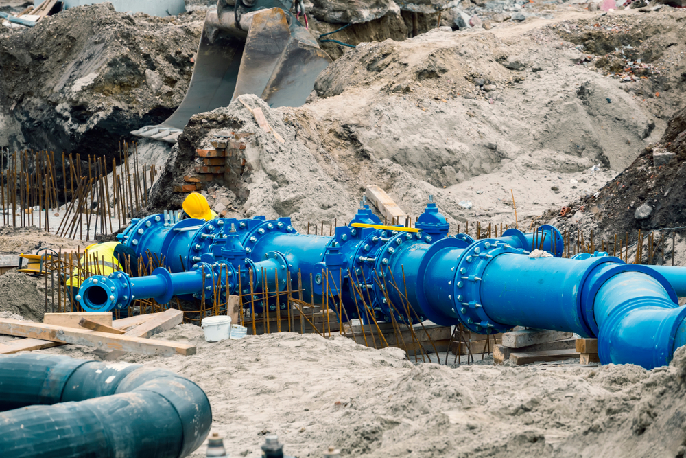 Construction of drinking water pipes with gate valves in a trench.